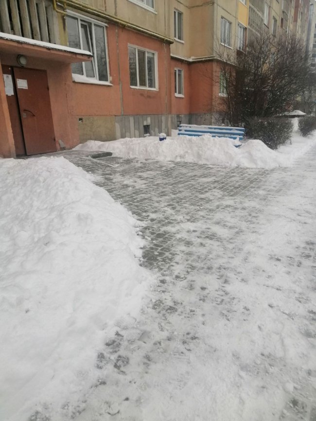 Непроста фізична праця і відданість своїй справі: розмова з керівницею, що відповідає за порядок в луцьких будинках*