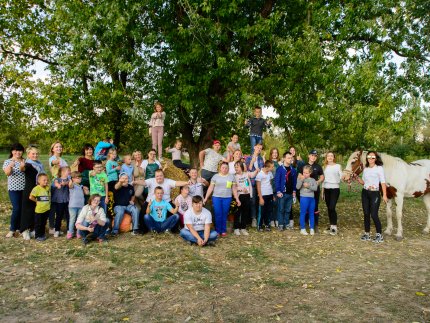 Знайомили з кіньми, катали на кареті і вчили малювати: під Луцьком – яскраве свято для «сонячних» діток. ФОТОРЕПОРТАЖ 