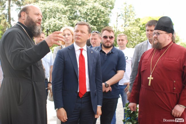 Ляшко на Волині нагороджував медиків, обробляв дерево та зустрівся з митрополитом Михаїлом