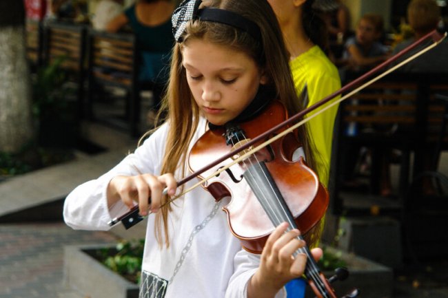 Луцьк і вуличні музиканти: як у місті юні таланти заробляють на мрію 
