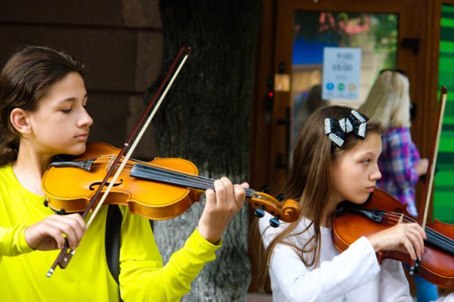 Луцьк і вуличні музиканти: як у місті юні таланти заробляють на мрію 