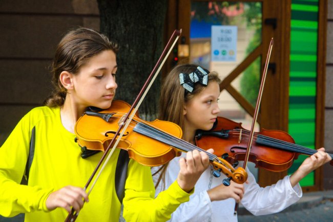 Луцьк і вуличні музиканти: як у місті юні таланти заробляють на мрію 