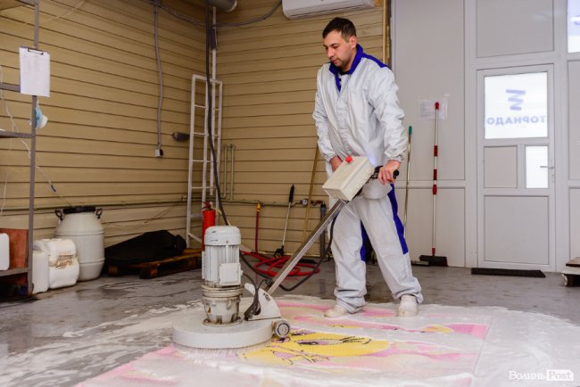 Забрали брудний – привезли як новий: де у Луцьку ідеально відчистити килими. ФОТО*