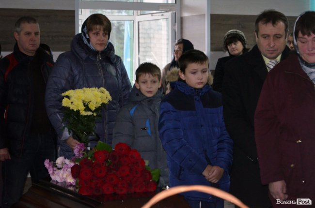 Плакав і старий, і малий: поховали голову Шацької громади