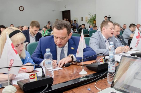 Допомога атошникам, ремонт вулиць та дворів Або рік депутатства Валерія Бондарука