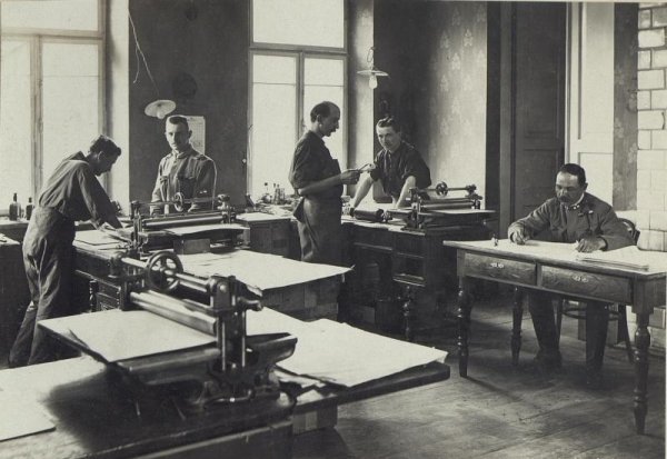 Складання карт у картографічному відділі. Фото з Фотоархіву Австрійської національної бібліотеки