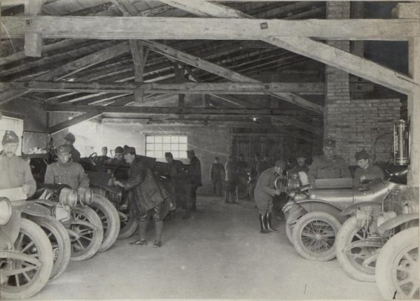 Гаражі австрійських вояків. Фото з Фотоархіву Австрійської національної бібліотеки