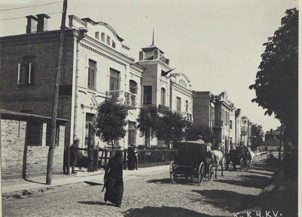 У цих будівлях знаходилося командування округу. Зараз це вулиця Словацького. Фото з Фотоархіву Австрійської національної бібліотеки