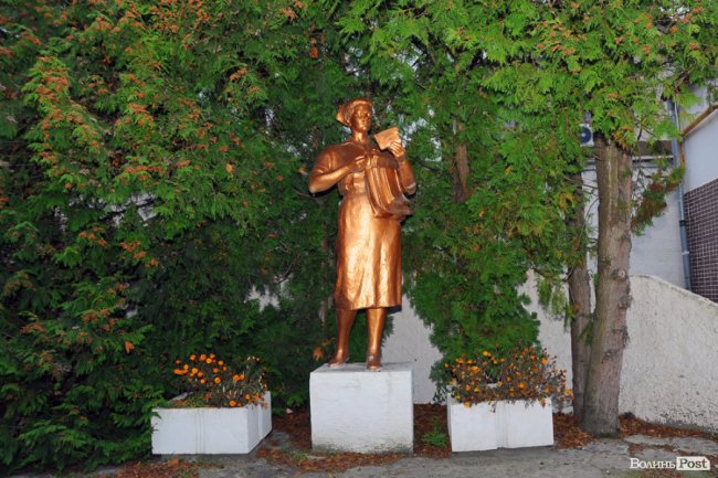 Пам'ятник поштарці в Луцьку