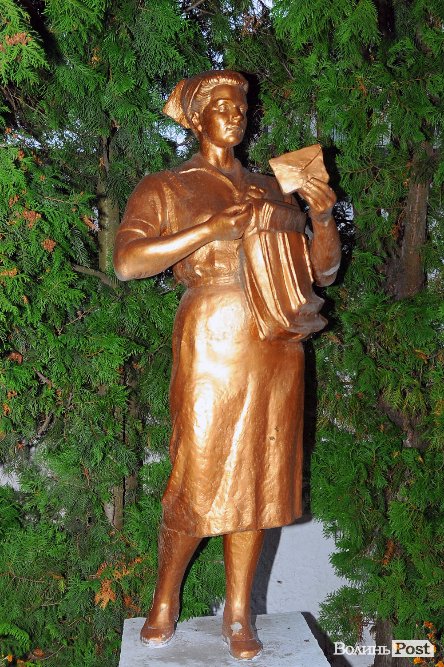 Пам'ятник поштарці в Луцьку