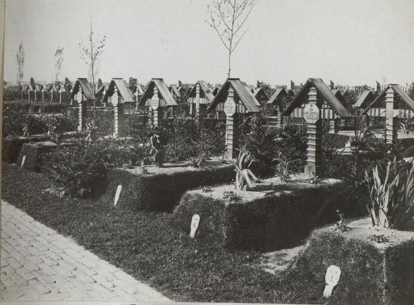 Меморіал Pro Patria на місці нинішньої школи №5. Фото з Фотоархіву Австрійської національної бібліотеки