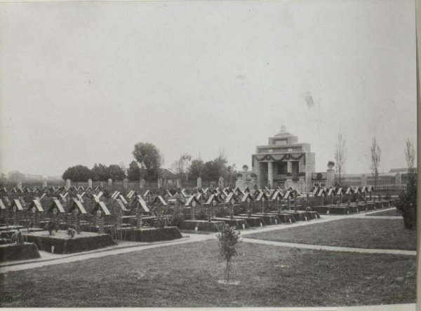 Меморіал Pro Patria на місці нинішньої школи №5. Фото з Фотоархіву Австрійської національної бібліотеки