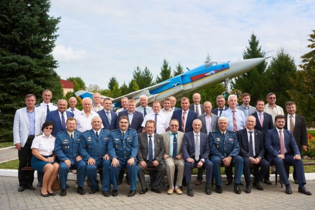 Традиційне місце для фото із почесними гостями заводу