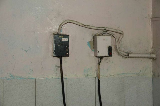 Дірявий дах, пліснява і таргани: скільки платять та як живуть мешканці гуртожитків СНУ. ФОТО