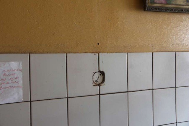 Дірявий дах, пліснява і таргани: скільки платять та як живуть мешканці гуртожитків СНУ. ФОТО