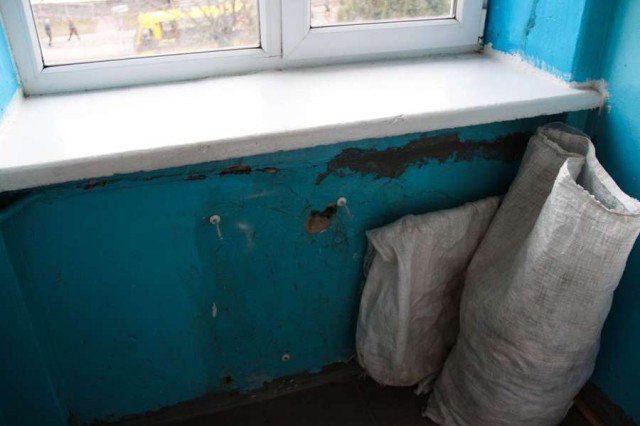 Дірявий дах, пліснява і таргани: скільки платять та як живуть мешканці гуртожитків СНУ. ФОТО