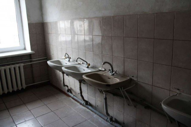 Дірявий дах, пліснява і таргани: скільки платять та як живуть мешканці гуртожитків СНУ. ФОТО