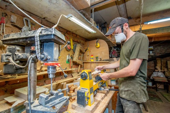 Як у звичайному гаражі в Княгининку народжуються унікальні дерев'яні іграшки