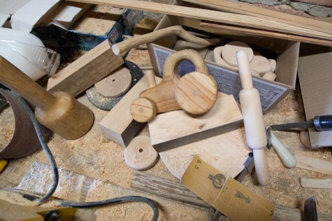 Як у звичайному гаражі в Княгининку народжуються унікальні дерев'яні іграшки