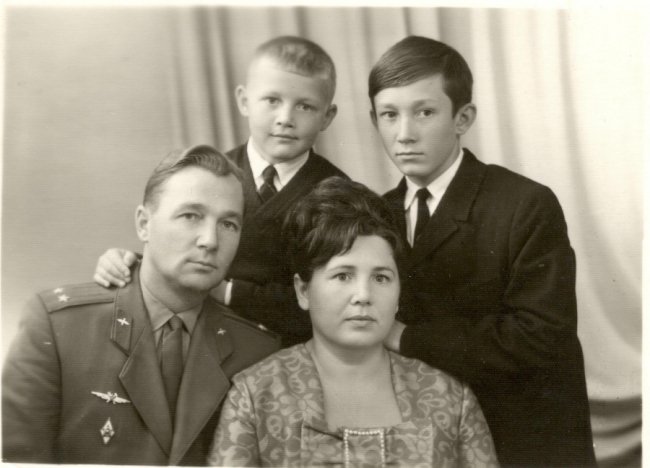Микола Матрунчик з батьками і братом