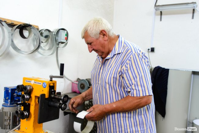 «Обрав би цей шлях знов»: чоловік 50 років працює бляхарем на «Житлобуді-2»