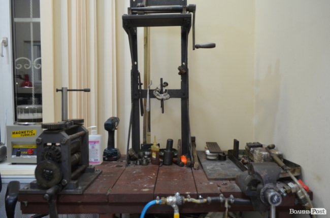 Що означає проба «585» та чому найдорожче «біле» золото – не біле: розмова у майстерні волинського ювеліра. ФОТО 