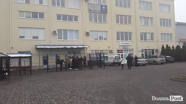  Крайні праві двері - вхід до контори