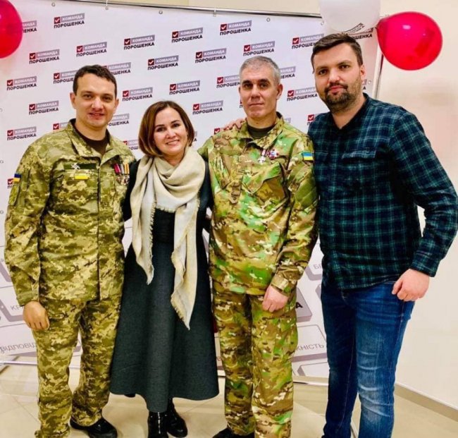 Разом з волонтером Наталією Поповою під час зустрічей з Героями війни Вадимом Свириденком  і Костянтином Винниченком з мешканцями 23 округу