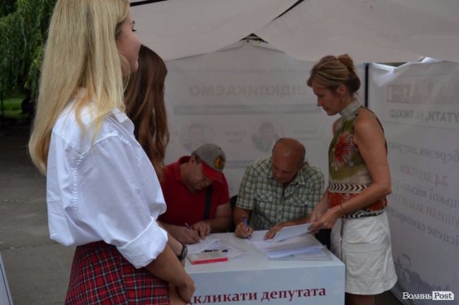 «Не за них на Майдані стояла»: як у Луцьку збирають підписи проти депутатів-«відкликанців»