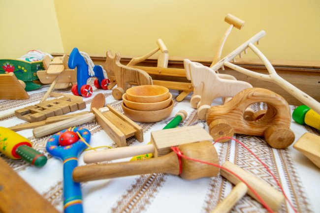 Як у звичайному гаражі в Княгининку народжуються унікальні дерев'яні іграшки