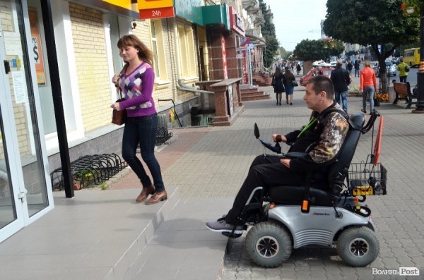 Місто перешкод: у які заклади Луцька можна потрапити на візку?