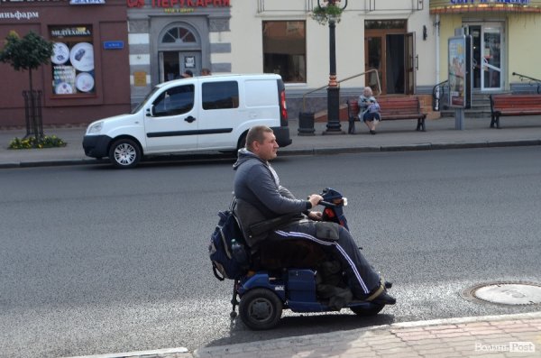 Місто перешкод: у які заклади Луцька можна потрапити на візку?