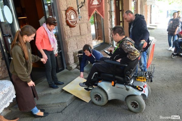 Місто перешкод: у які заклади Луцька можна потрапити на візку?