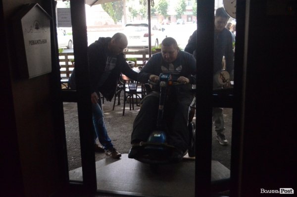 Місто перешкод: у які заклади Луцька можна потрапити на візку?