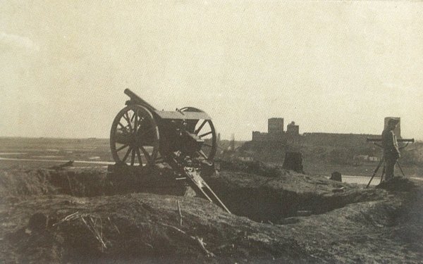 Гармата і солдат на фоні замку. Фото з wolyn.com.ua