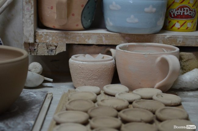 Випалені вироби сушаться та чекають подальшої обробки