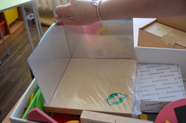 Два дзеркала і підставка до них, які ВІППО купив за 3 670 грн