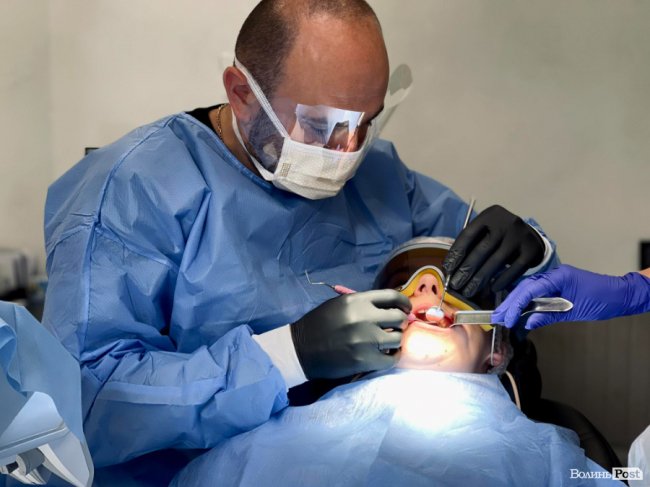 «Це найвдаліший метод відновити втрачений зуб»: лікар з Луцька розповів все про імплантацію 