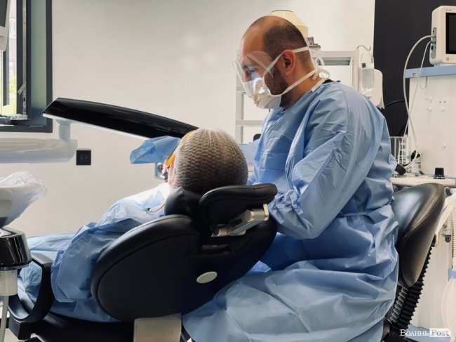 «Це найвдаліший метод відновити втрачений зуб»: лікар з Луцька розповів все про імплантацію 