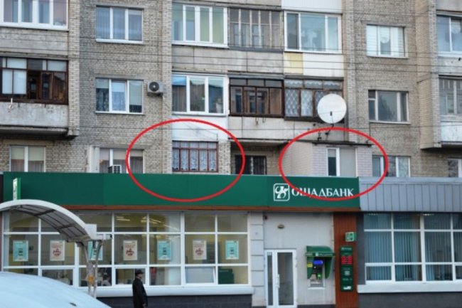 Цей простір під балконами замурували, як видно, не лише над медичним центром, а й мешканці інших під’їздів