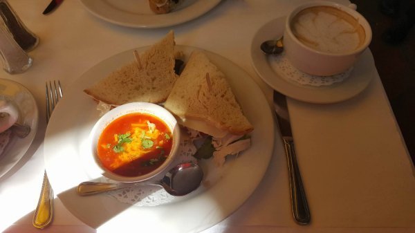 «Нотатки мандрівниці» Юлії Євпак: Санта-Барбара, бабусі в Instagram, качка в Білому домі