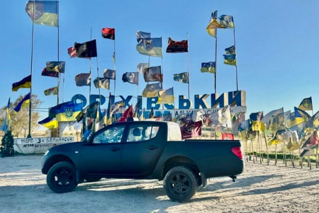 Автомобільна компанія з Луцька передала військовим 32 пікапи