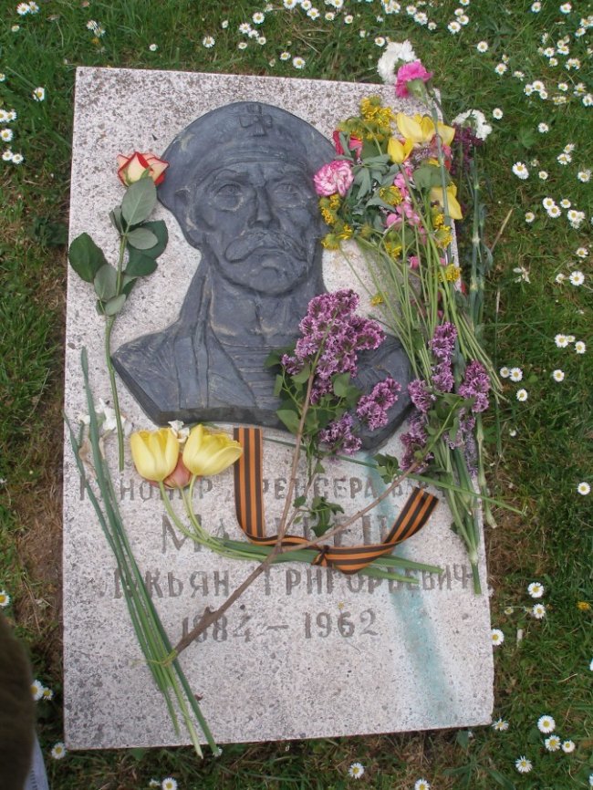 Могила матроса Мазурця Л.Г.на луцькому Меморіалі Слави. livejournal.com