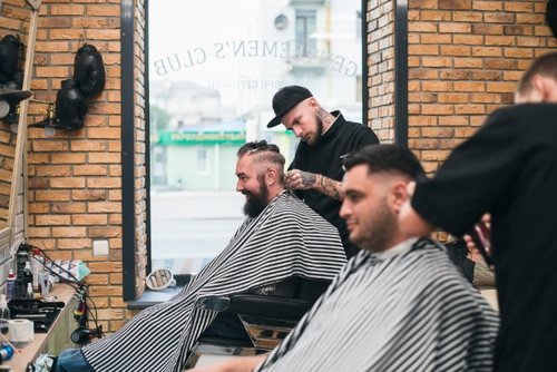 Віскі, бороди, тестостерон: у Луцьку відкрили клуб для чоловіків