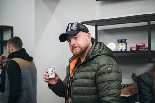 Віскі, бороди, тестостерон: у Луцьку відкрили клуб для чоловіків