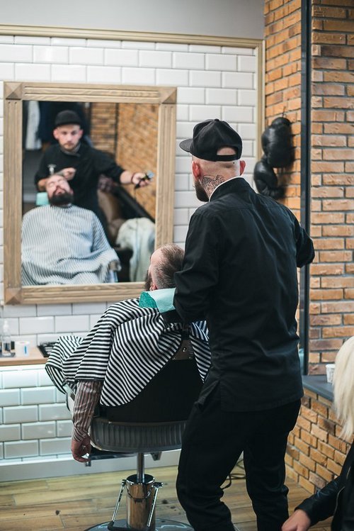 Віскі, бороди, тестостерон: у Луцьку відкрили клуб для чоловіків