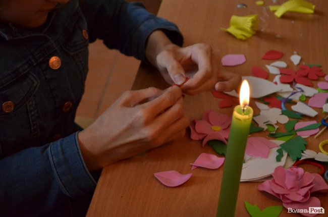 Мріють стати кравчинями і побачити гори: зворушлива історія «кришталевих» близнят з Волині 