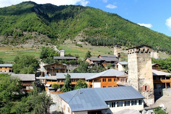 «Нотатки мандрівниці» Ірини Хом'як: легенда про мільйони троянд, фантастичне вино та грузинський Лас-Вегас