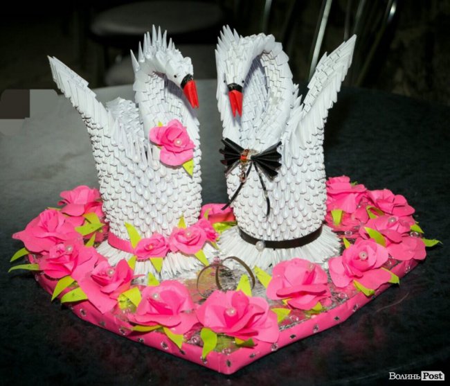 Мріють стати кравчинями і побачити гори: зворушлива історія «кришталевих» близнят з Волині 