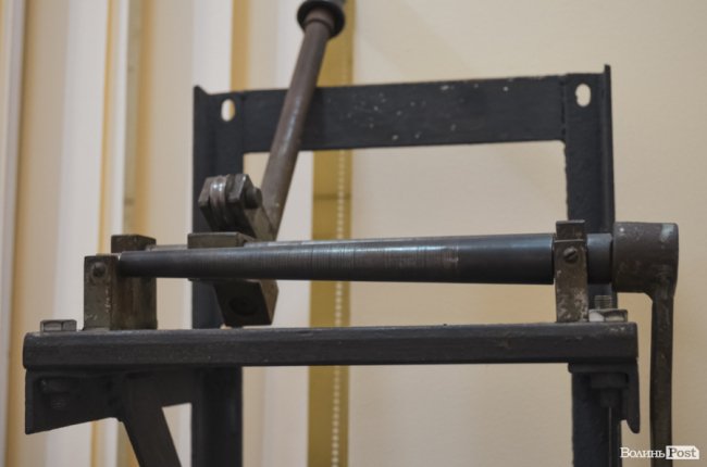 Схоже на приладдя для тортур, але насправді цим збільшують розмір кілечок. 